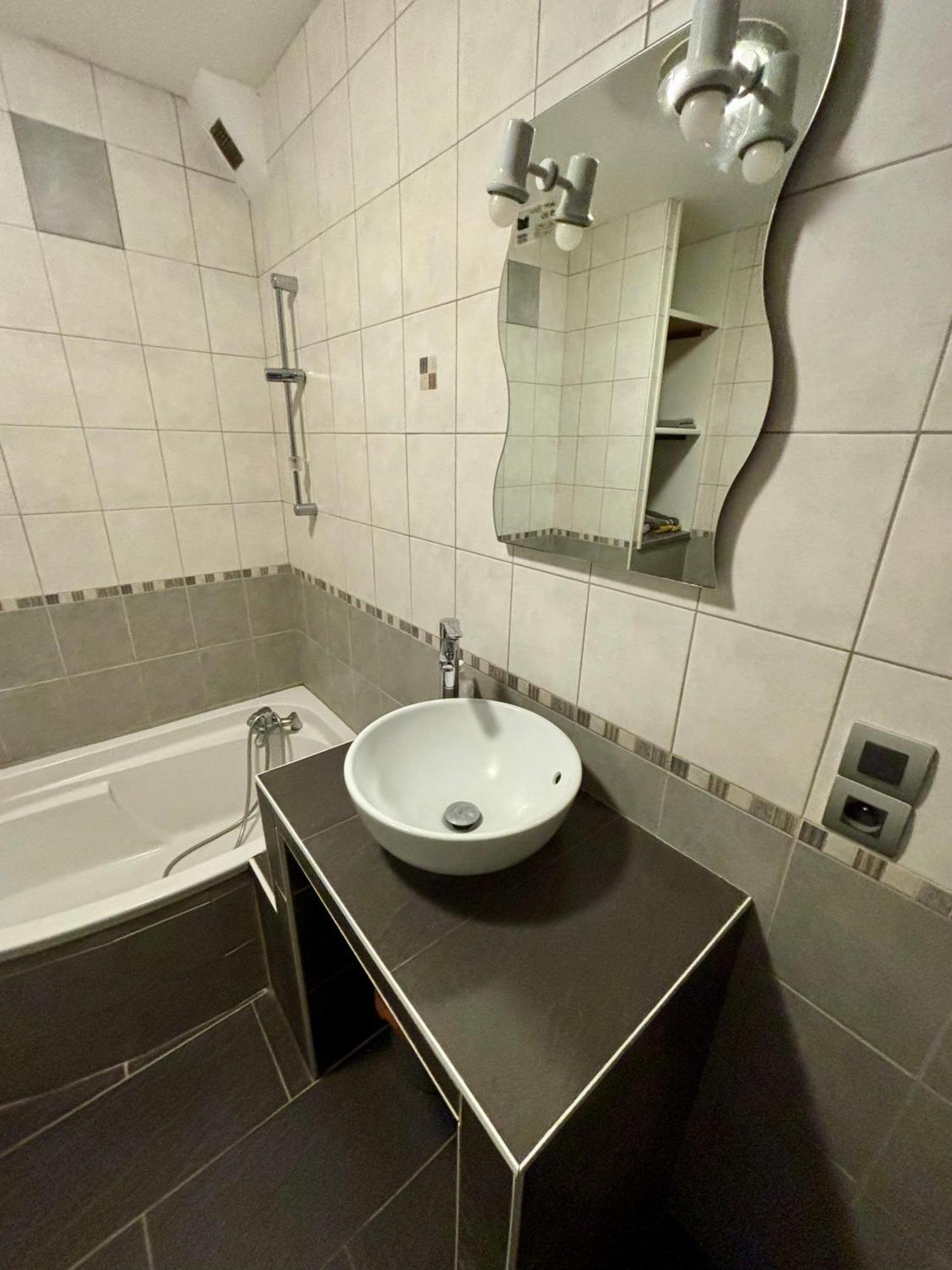 Studio - Baignoire - Pret De Vtt - Lave Linge Le Puy-en-Velay Luaran gambar